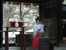 日使頭祭　湯立ての神事